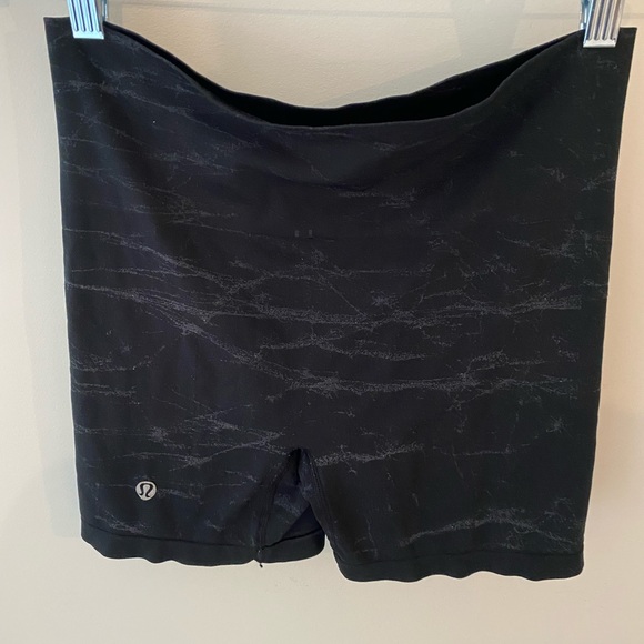 Lululemon spandex shorts, size 4 - Picture 1 of 2